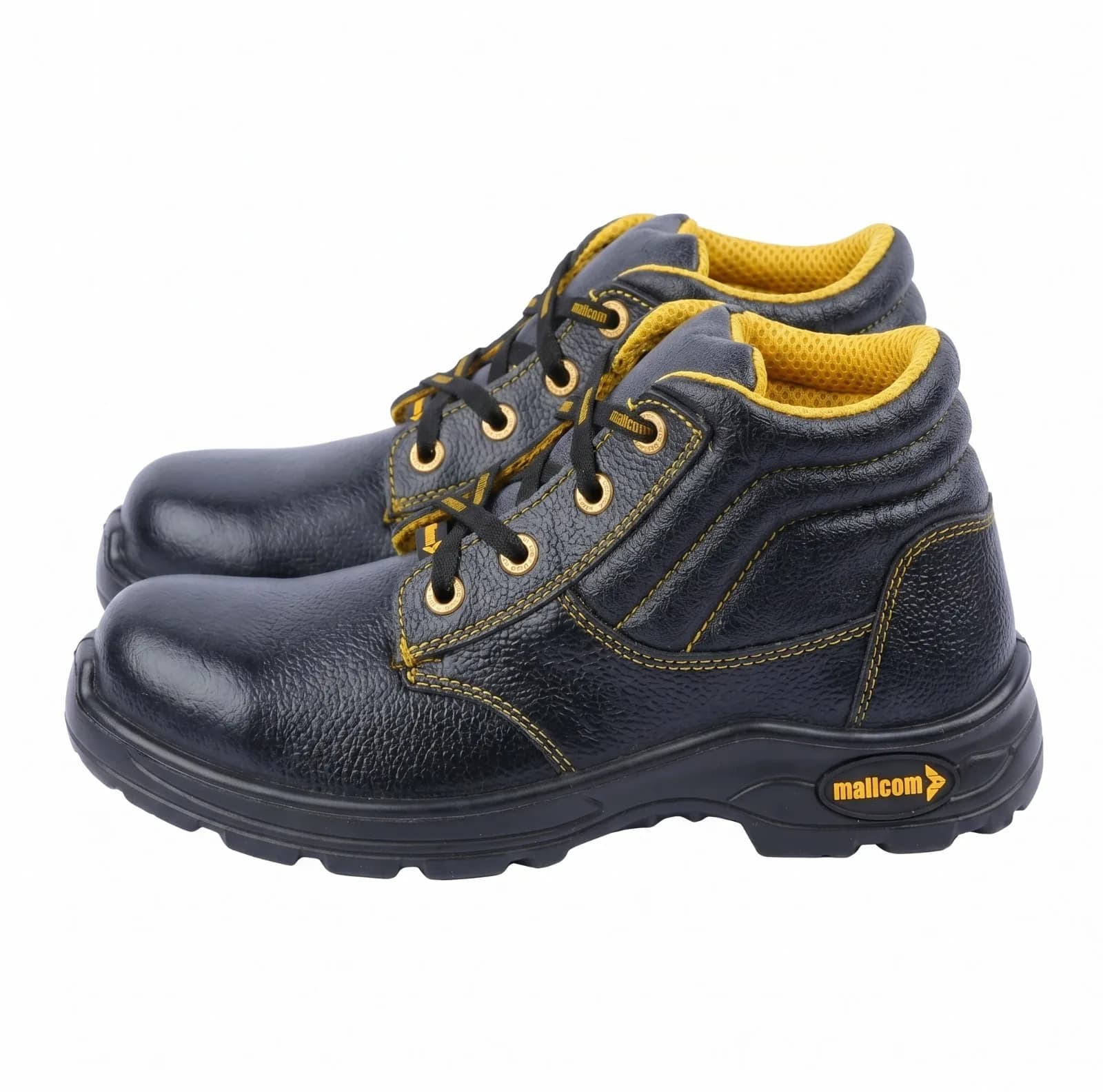 Paire de chaussures de sécurité basses Mallcom noires à doublure jaune, vue trois quarts